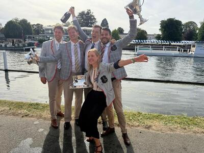 de-beker-in-handen